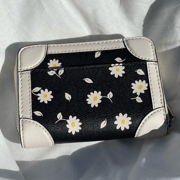 Kate Spade ♠️ traveler bicolor daisy 🌼 printed Wallet - Picture 2 of 15